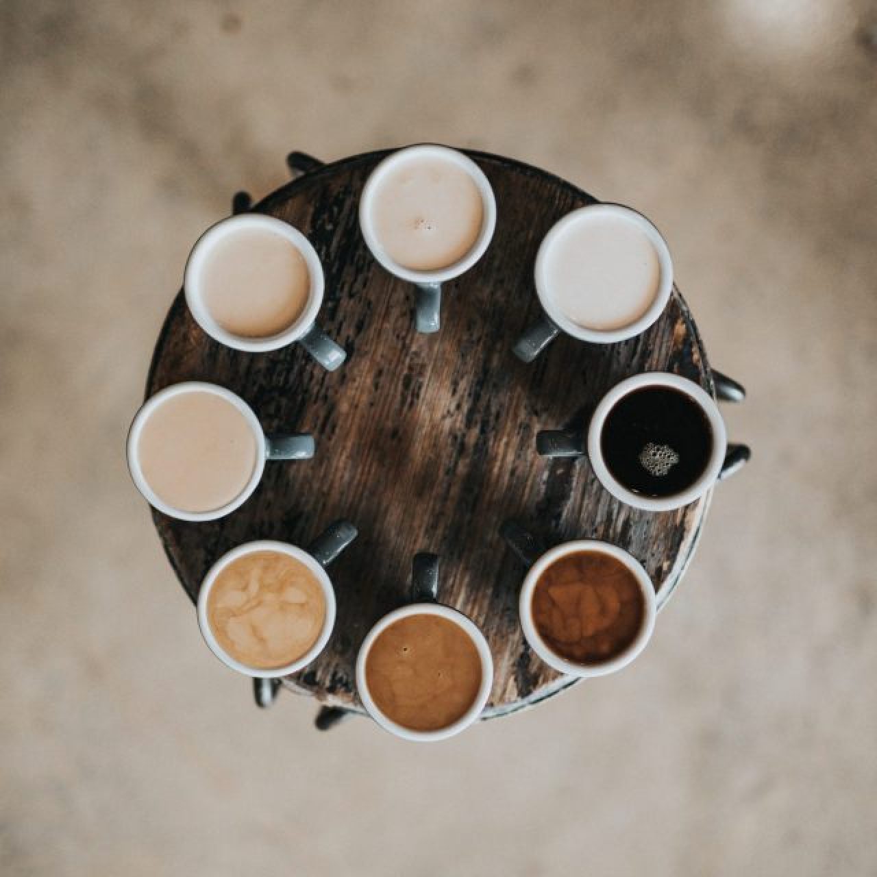 ptičja perspektiva - osam šalica kave različitih nijansi, posložene u krug